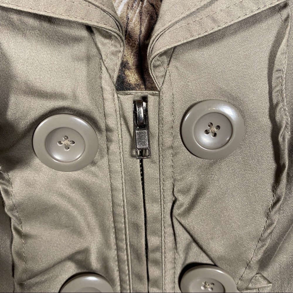 LUII Women’s coat. Ruffles and buttons up the front. Zips closed. 3/4 sleeves. S - Picture 6 of 7
